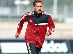 Der Adidas Tiro 13 Polyesteranzug und Trainingsanzug der Teamlinie Adidas Tiro 13 Polyesteranzug für Vereine und Mannschaften