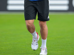 Die Adidas Tiro 13 Woven Short als sportive Freizeithose Adidas Tiro 13 Woven Short für die Freizeit bestellen