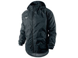 Die Nike Foundation 12 Regenjacke und Allwetterjacke für Sportler und Vereine Nike Foundation 12 Regenjacke und Allwetterjacke