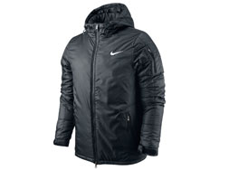 Die Nike Foundation 12 Stadionjacke als warme Winterjacke kaufen Nike Foundation 12 Stadionjacke für Sportler