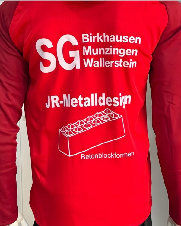 Die 3 zeilige Vereinsnamen Bedruckung auf den roten Jako Kapuzenjacken