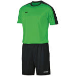 Das Jako Trikot Striker in green schwarz mit einer schwarzen Sporthose