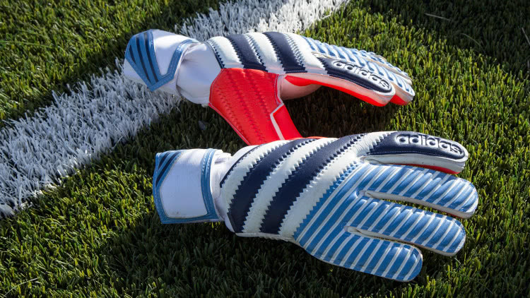 Die Adidas History Pack 1997 von Manuel Neuer im Oliver Kahn Look