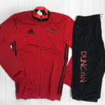 Bedruckung beim Adidas Trainingsanzug auf Jacke und Hose