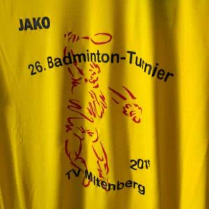 Das Turnier Logo als Bedruckung auf dem Badminton Shirts