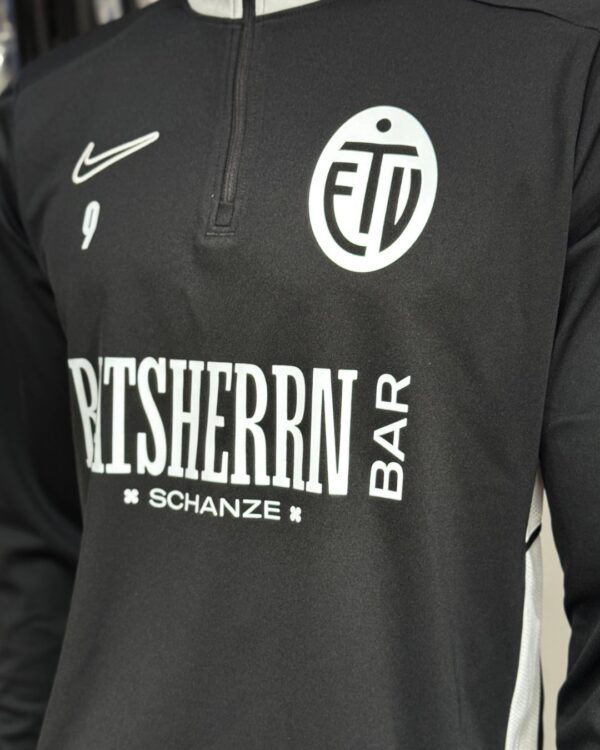 Die Bedruckung auf den Nike Drill Tops in schwarz