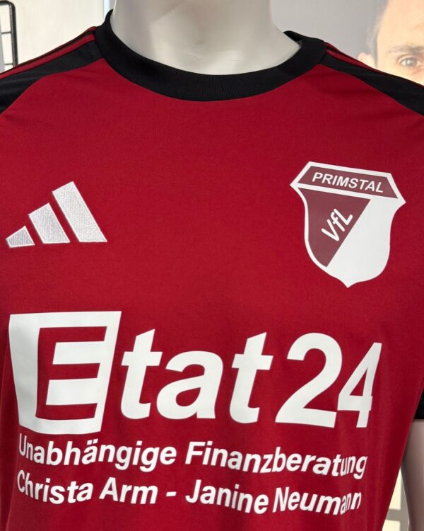Bedruckung aus dem adidas Locker Room auf rot/schwarzen Trikots