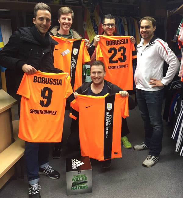 Das Borussia Sportkomplex Team mit eigenen Trikots und einer Beflockung