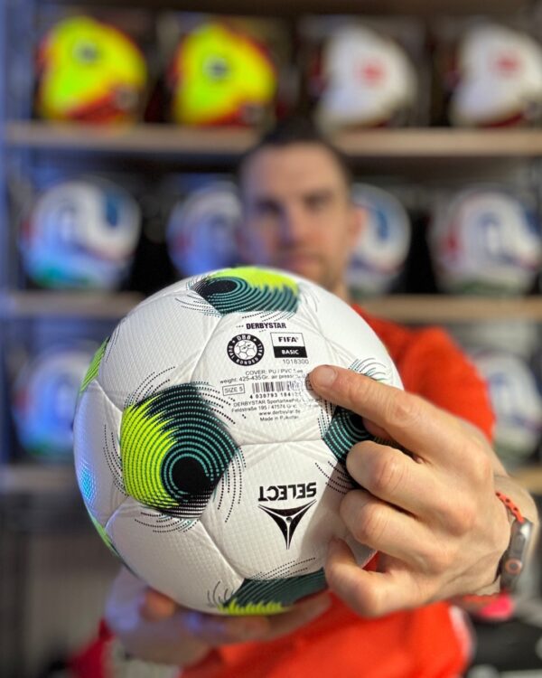 Der Derbystar Brillant TT DB FIFA Basic als Trainingsball für Kunstrasen und Rasen