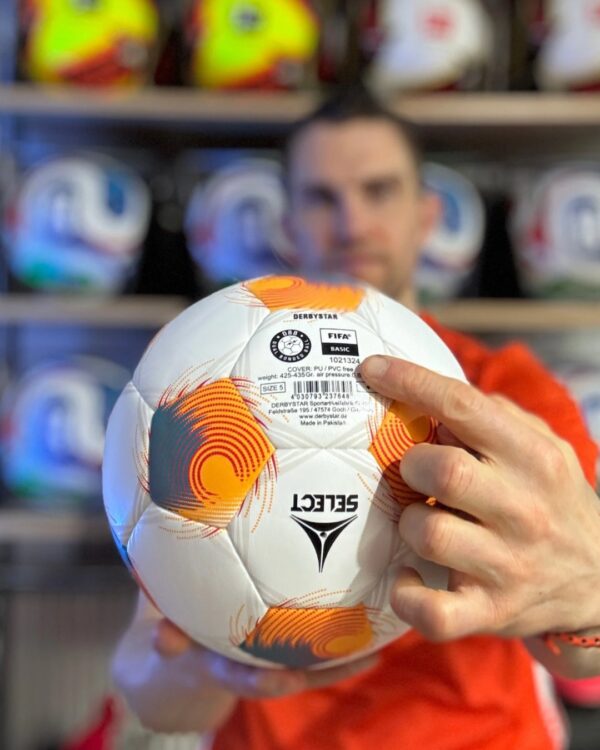Der Derbystar Magic TT FIFA Basic als günstiger Trainingsball