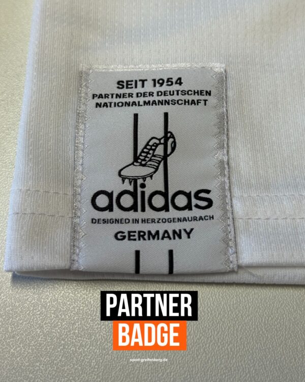 Das Deutschland Trikot WM 2026 mit DFB und adidas 1954 Partner Badge