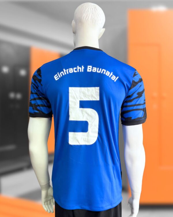 Eintracht Baunatal Trikots mit Vereinsnamen und Nummern.