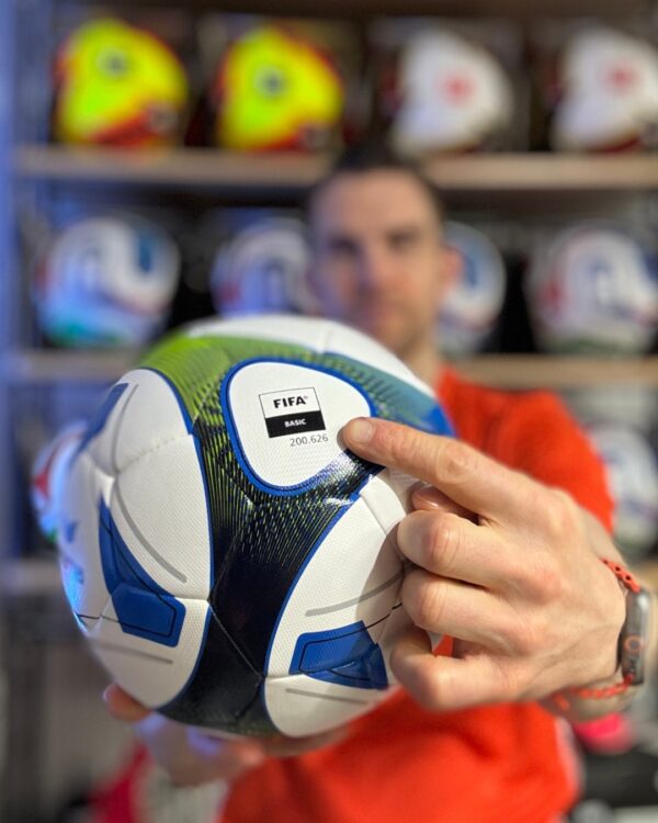 Der Erima Hybrid Training FIFA Basic als Trainingsball für Kunstrasen und Rasen