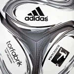 Der Adidas Torfabrik Top Training hat die Panelform vom Adidas Brazuca