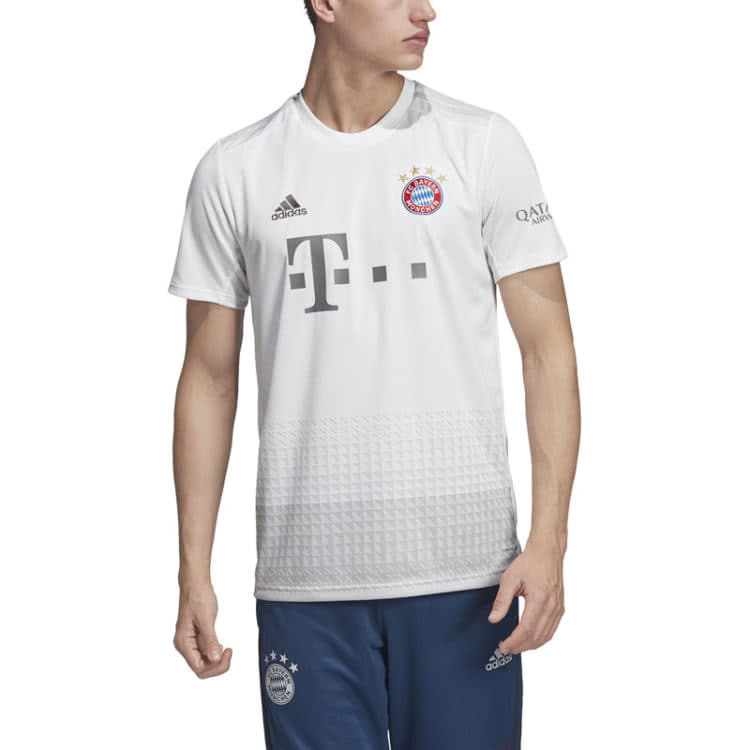 das weiße Away Design des FC Bayern Trikot Away