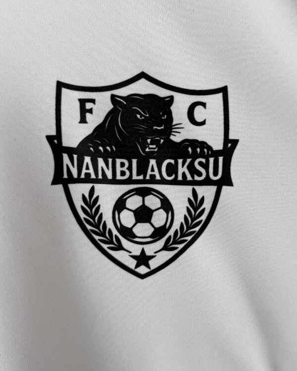 FC Nanblacksu Vereinslogo auf den weißen Trikots