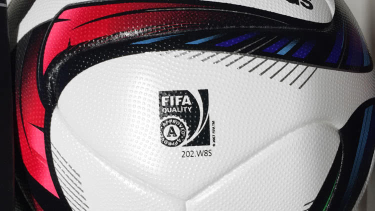 Spielbälle/Match Bälle haben das FIFA Approved Logo