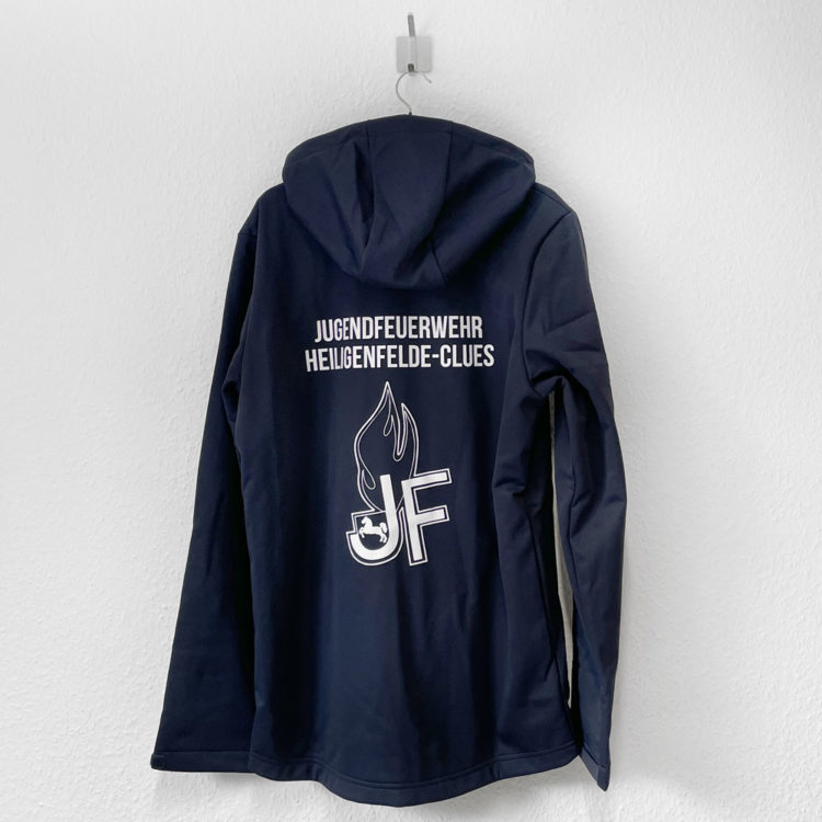 blaue Feuerwehr Jacke mit Logo Bedruckung auf dem Rücken in weiß