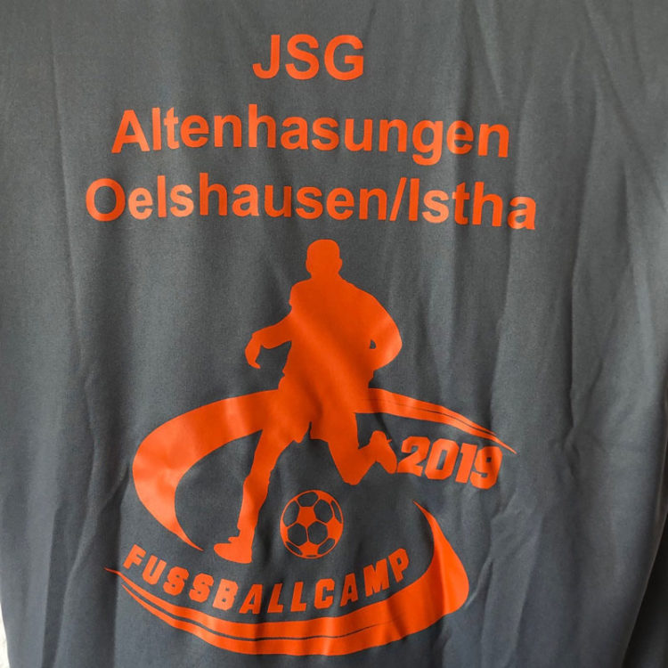 Das Fussballcamp-T-Shirt-mit-Logo als Plastisoldruck mit langlebiger Struktur