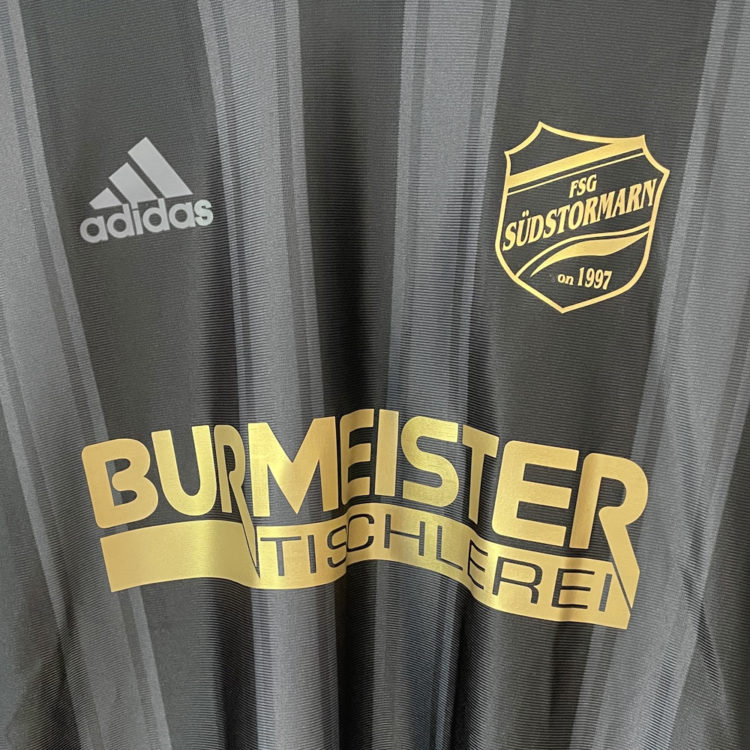 Gold Druck auf den adidas Trikots in schwarz grau