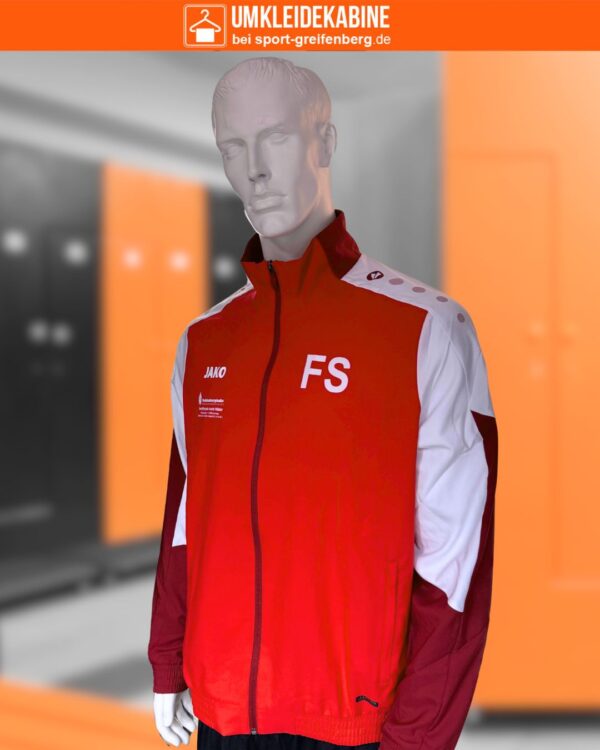 die rote Jako Präsentationsjacke mit Vereinsnamen und Sponsorenwerbung