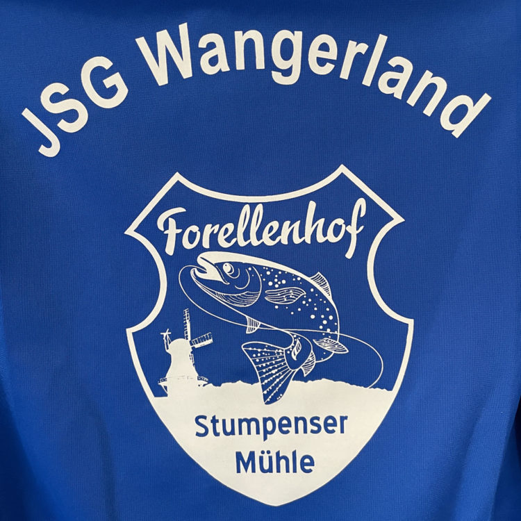 Trainingsanzug Bedruckung mit JSG Wangerland und Forellenhof Logo in weiß