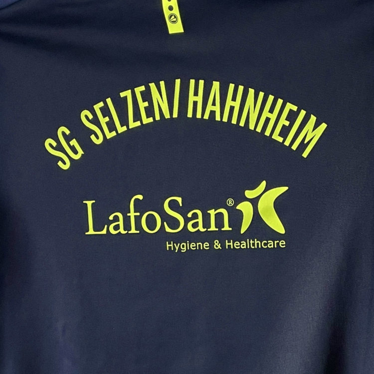 Jako Kinder Trainingsjacke mit Teamnamen und Sponsoren Aufdruck auf dem Rücken