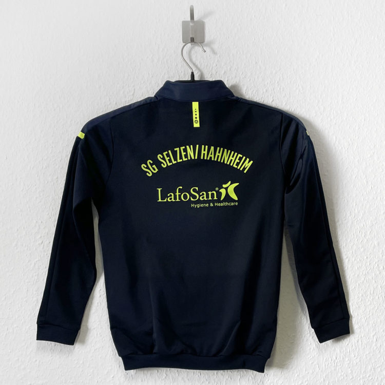 blaue Jako Kinder Trainingsjacke mit Vereinsnamen auf dem Rücken