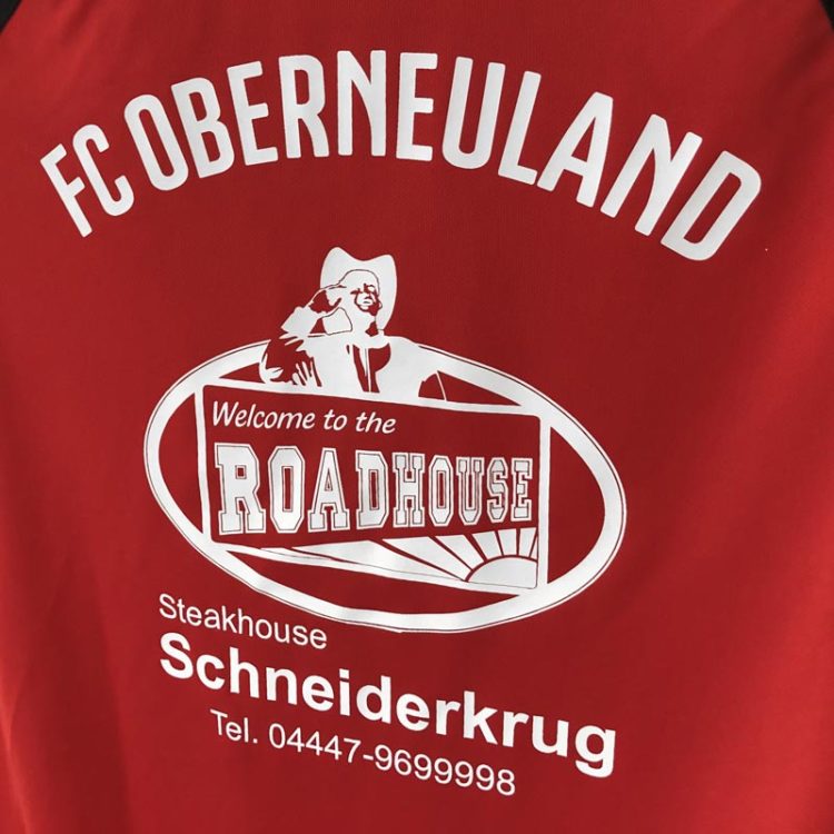 Jako Polos mit Vereinsnamen und Sponsor als einfarbiger Druck