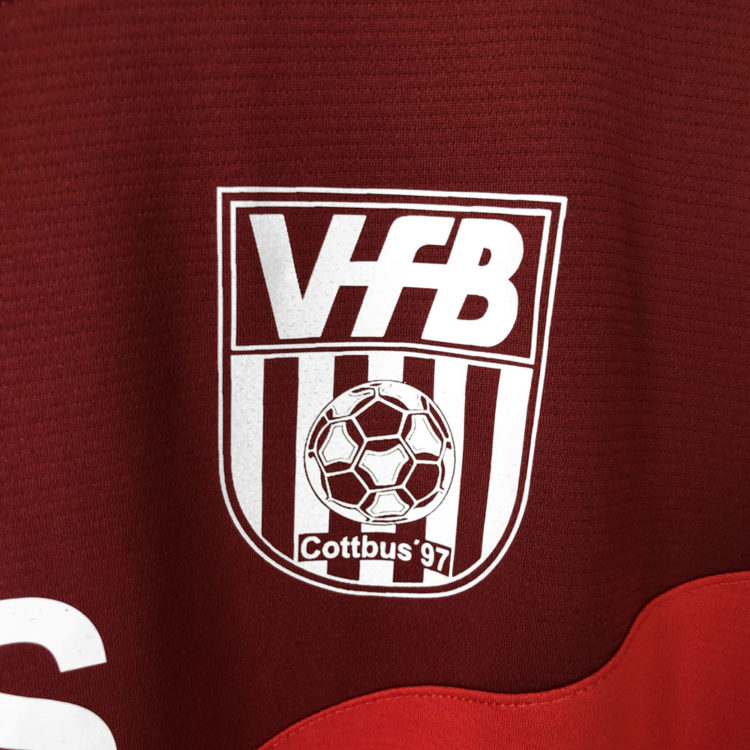 Das Vereinslogo auf den Jako T-Shirts des VfB Cottbus