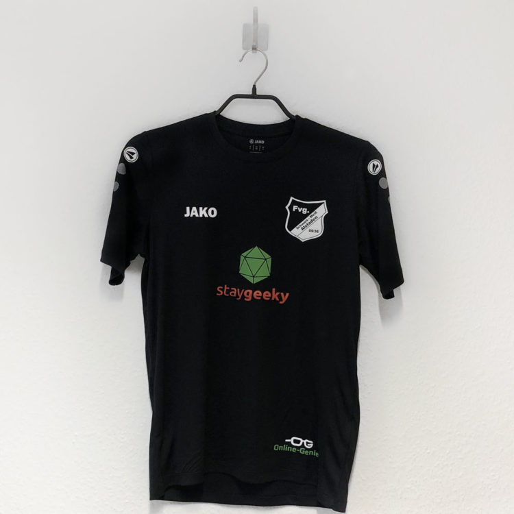 Das Jako Trainings Shirts mit farbiger Werbung Brust