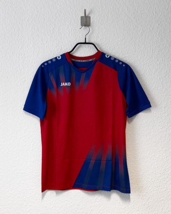 das Jako Trikot Vintage in rot/royal blau für die Kita