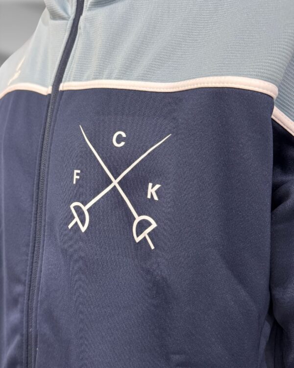 blaue Kapuzenjacken für den Fechtclub mit Wappen Druck