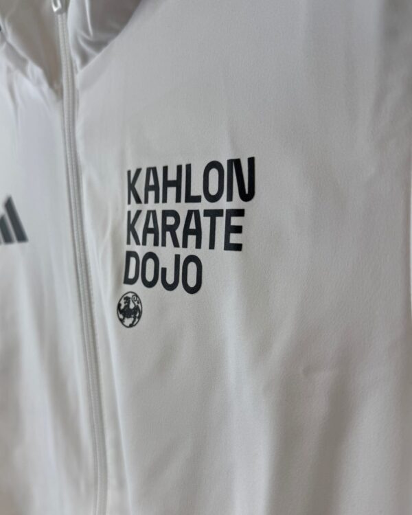 Karate Dojo Logo auf weißen Trainingsjacken von adidas