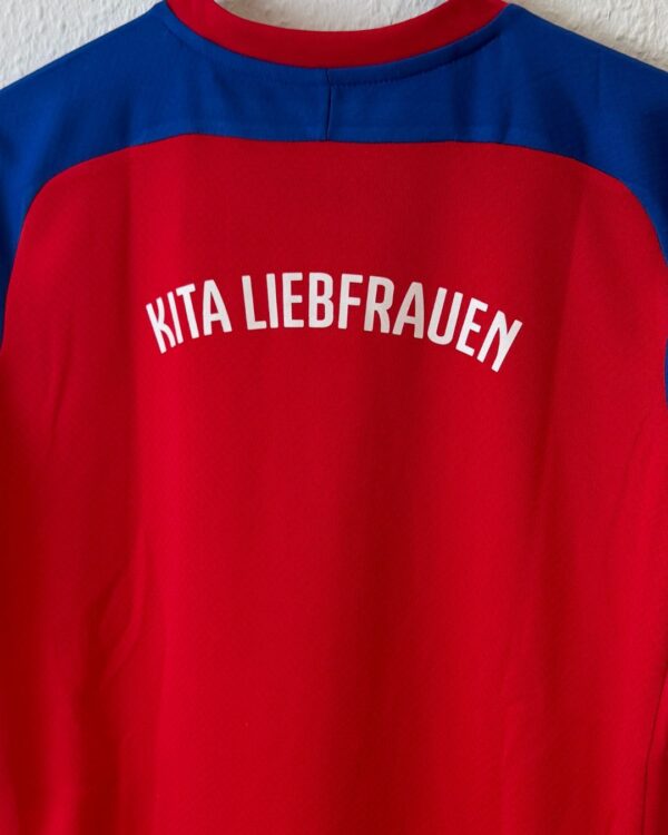 Kita Druck auf den Trikot Shirts wie ein Team Name bei den Trikots