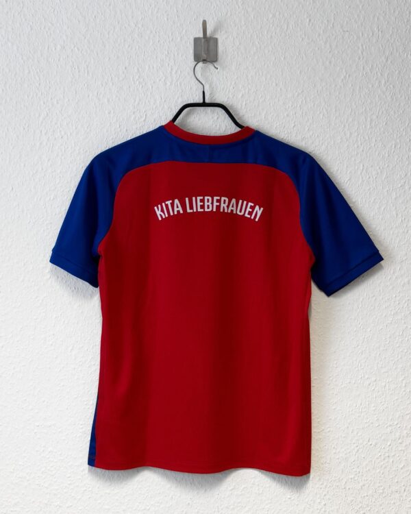 Kita Trikots mit Aufschrift auf dem Rücken der Shirts
