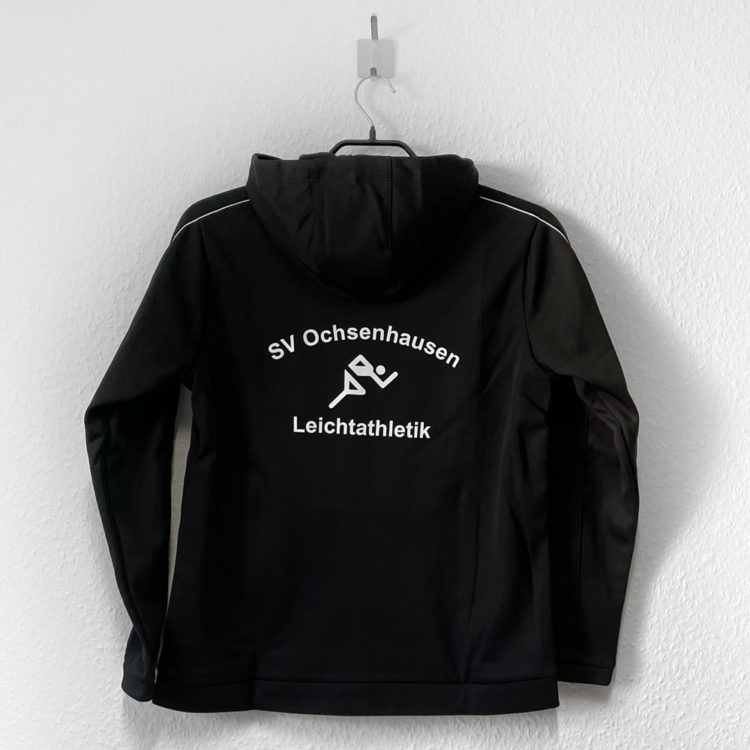 die schwarze Leichtathletik Kapuzenjacke mit Vereinsnamen auf dem Rücken