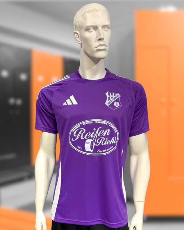 Die Lila adidas Trikots Locker Room der SG Schauenburg als Beispiel