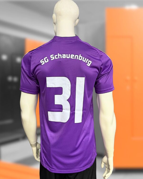adidas Locker Room Trikot mit eigener Schriftart auf dem Rücken