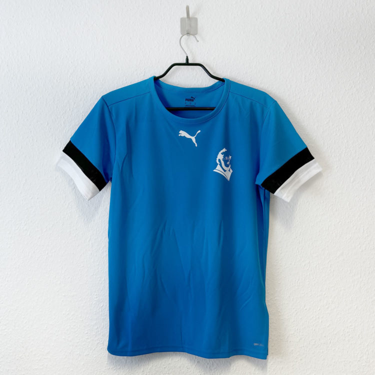 weißes Logo auf den blauen Puma Schultrikots