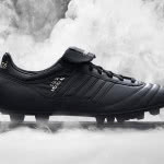 Beim Adidas Copa Mundial Blackout sind auch die 3 Streifen in schwarz gehalten