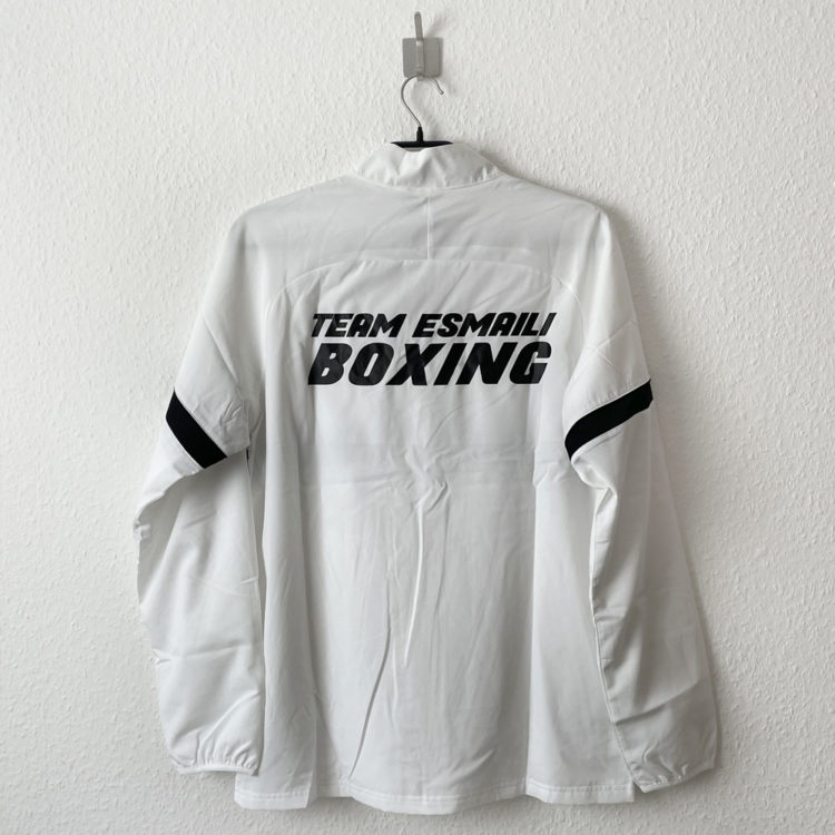 Die weiße Nike Boxen Trainingsjacke mit Teamnamen auf dem Rücken