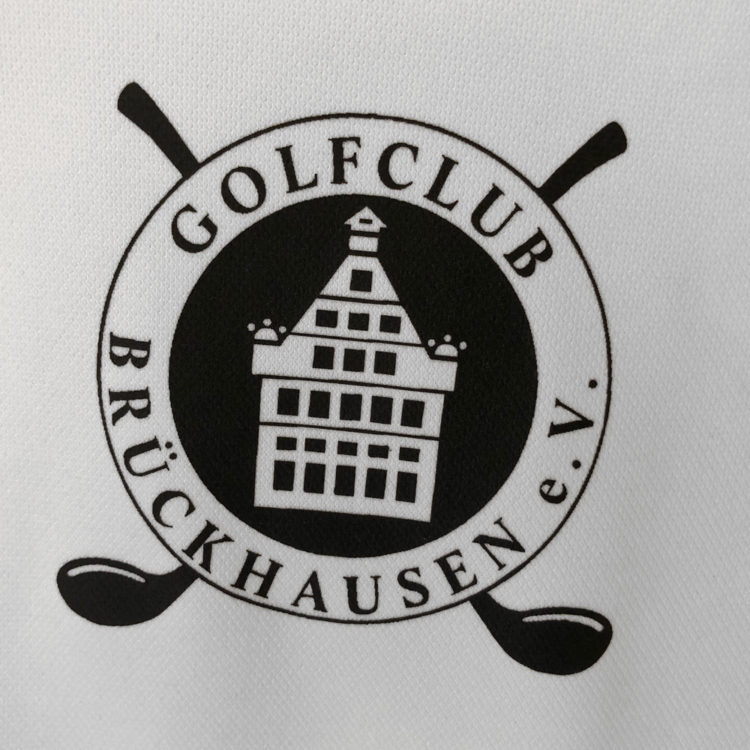 schwarzer Wappen Aufdruck auf den Nike Golf Poloshirts