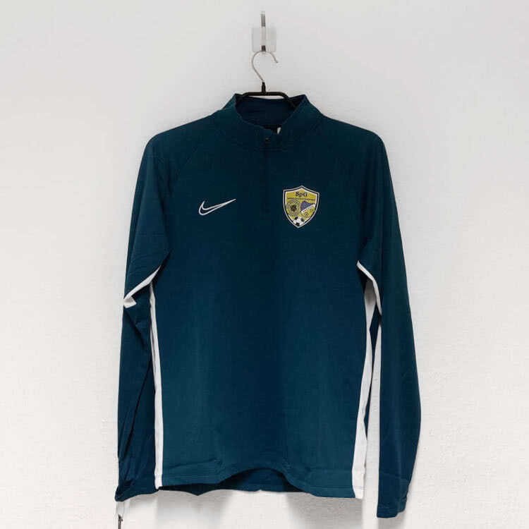 Das Nike Training Top mit dem Vereinslogo auf der Brust.