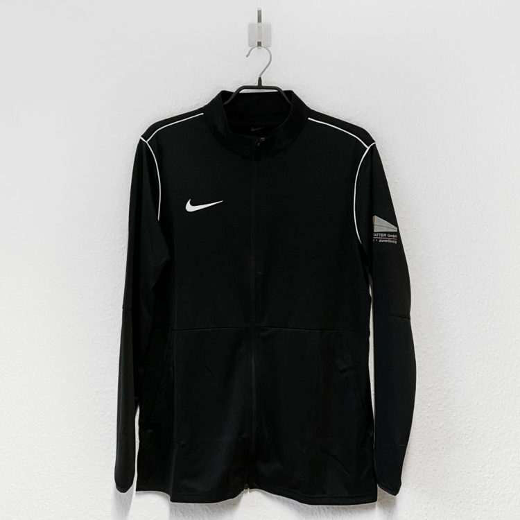 schwarze Nike Trainingsjacke mit Sponsor auf dem Ärmel
