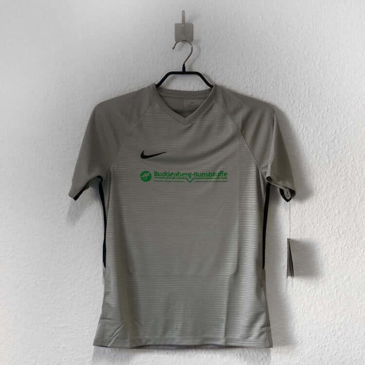 die grauen Nike Trikots mit einem Sponsoren Trikot Druck