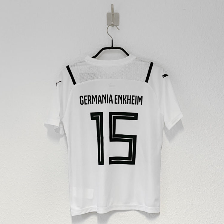 Puma Fußball Trikots in weiß mit Vereinsnamen und Nummern in schwarz