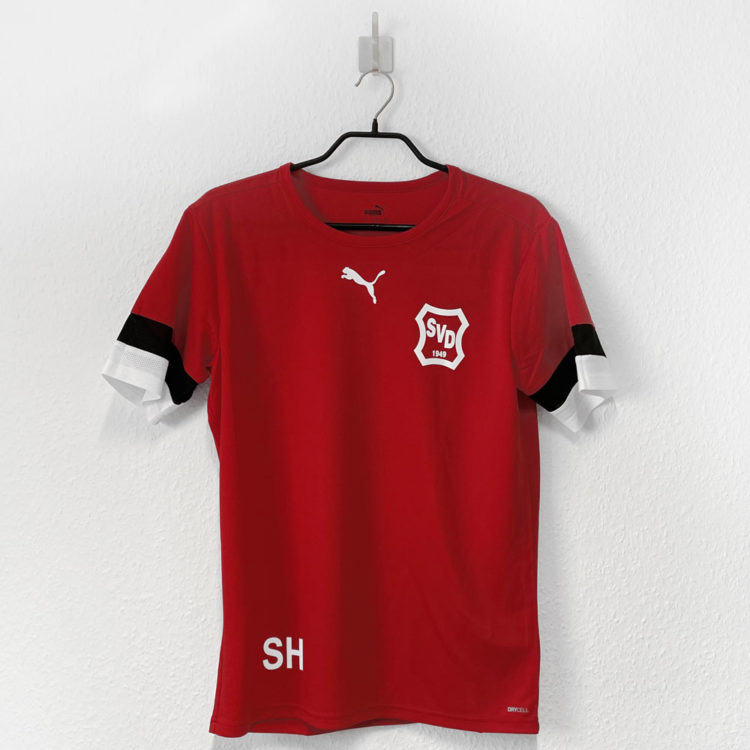 das rote Puma Jersey mit Club Logo Bedruckung in weiß