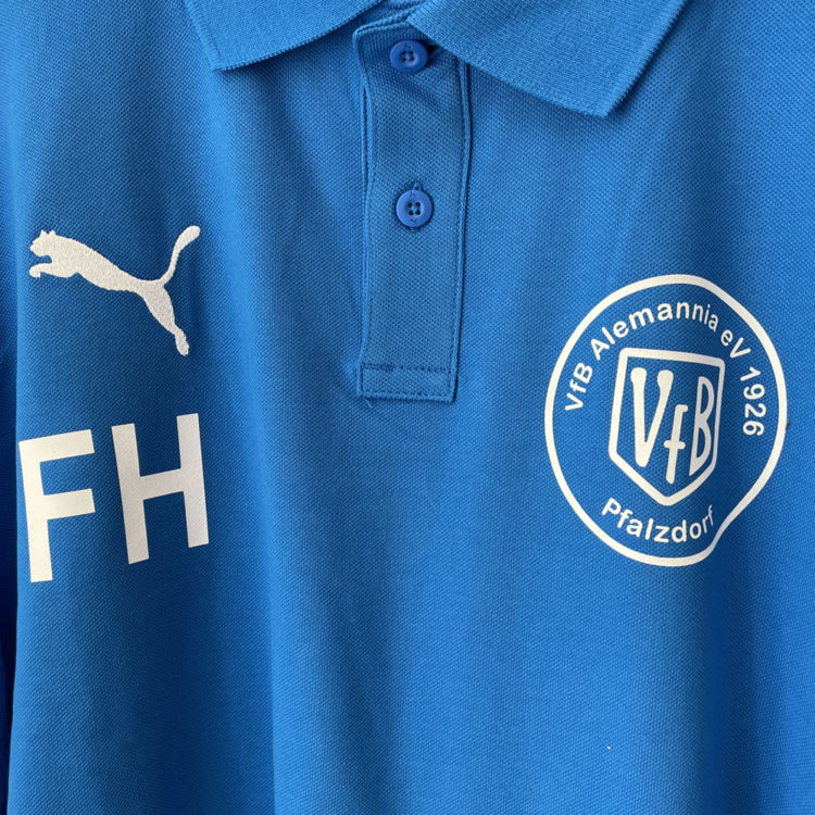 blaues Puma Poloshirt mit Druck des Wappens