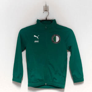 Die Puma Trainingsjacke mit farbigem Vereinswappen des SC Victoria 07 Anrath